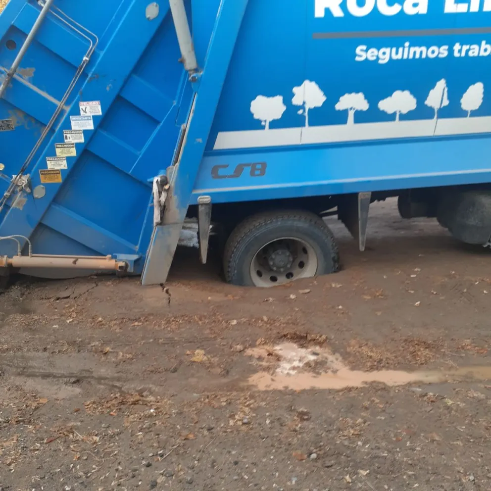 Impresionante: Un camión recolector de residuos se hundió en la calle