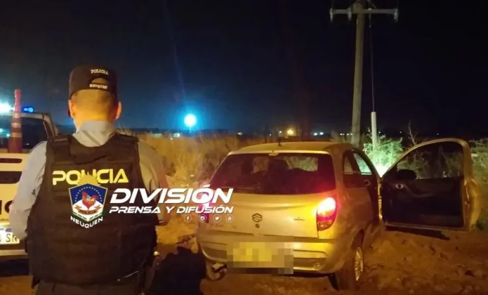 Andaban en un auto robado, chocaron y escaparon corriendo