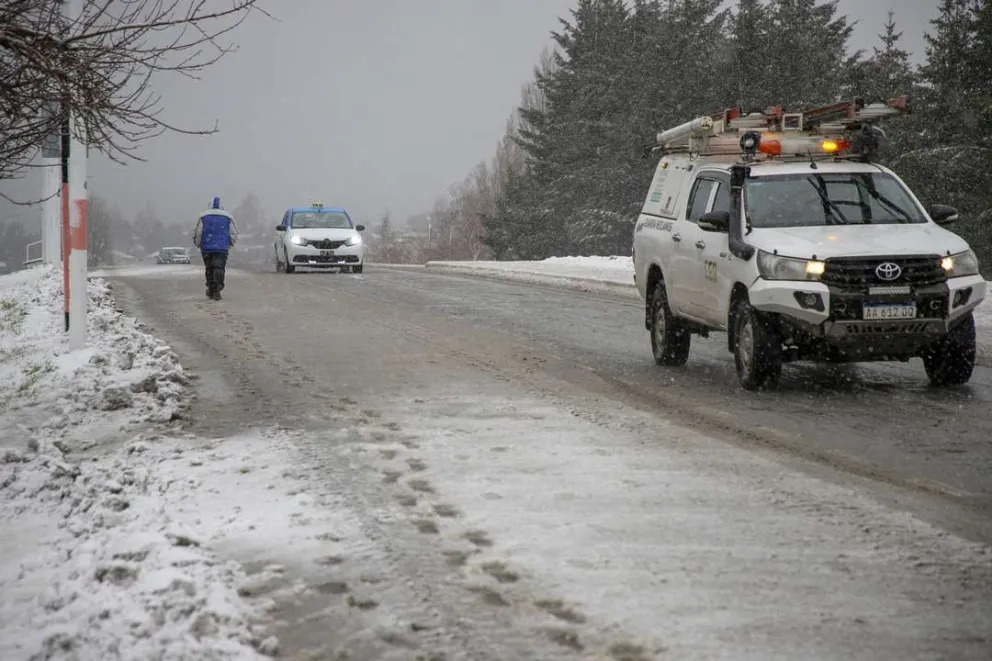 Piden extrema precaución al circular por baja adherencia sobre la calzada