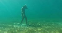 Navegaba en kayak y encontró un minotauro en el fondo de un lago en Neuquén