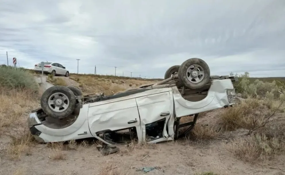 Una funcionaria del Ministerio de Gobierno volcó en la Ruta 22 a la altura de Chelforó