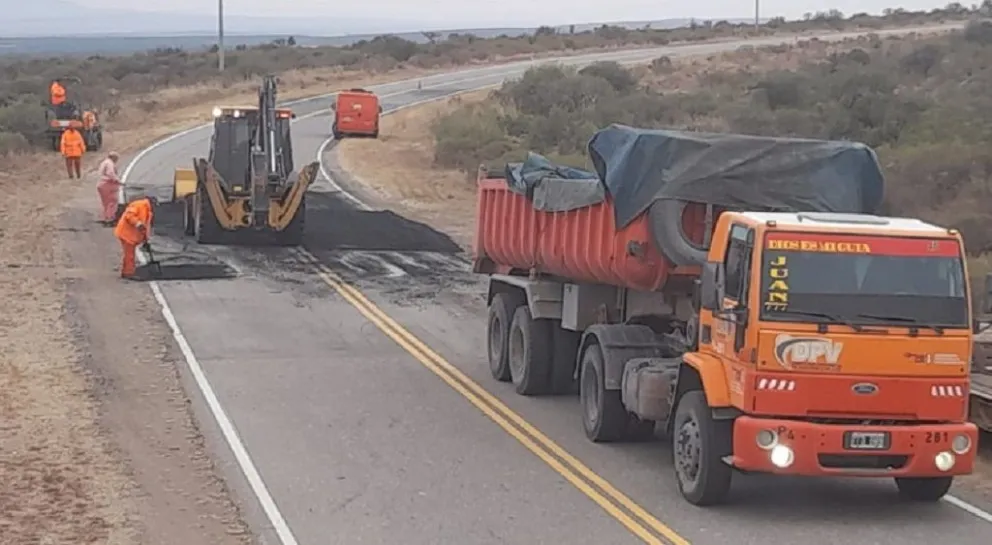 Realizaron mantenimiento y mejoras en caminos de diferentes departamentos de la provincia