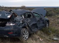 Rutas peligrosas: un Peugeot virtualmente destruido en un vuelco
