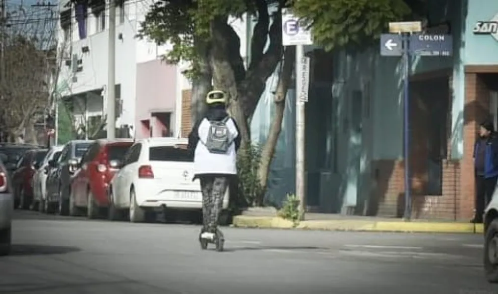 Para evitar problemas en el tránsito, regularán en Viedma el uso del monopatín