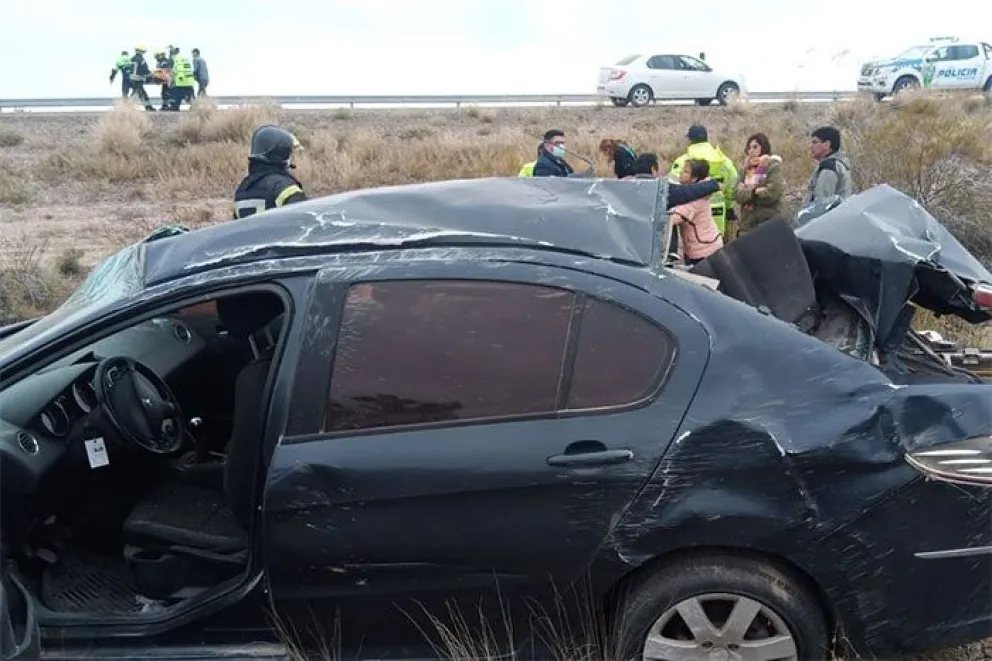 Un Peugeot quedó destruido tras un vuelco 
