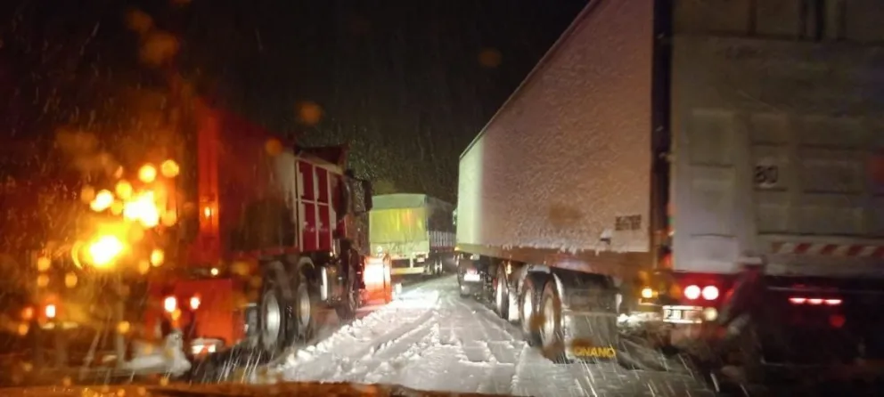 Anoche varios camiones quedaron varados en la ruta por las fuertes nevadas