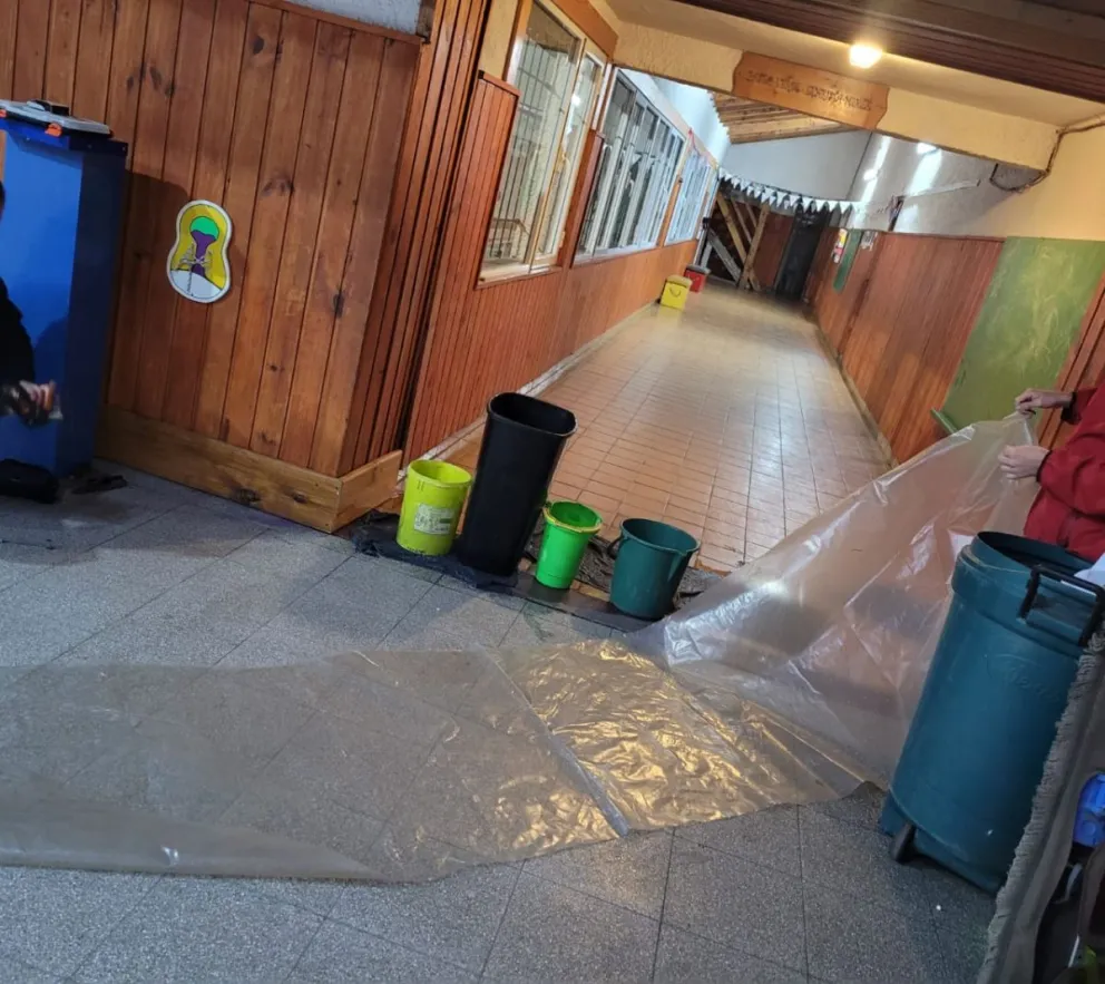 Escuela 104: Un desperfecto en la caldera, goteras y un calefón roto, obligaron a suspender las clases