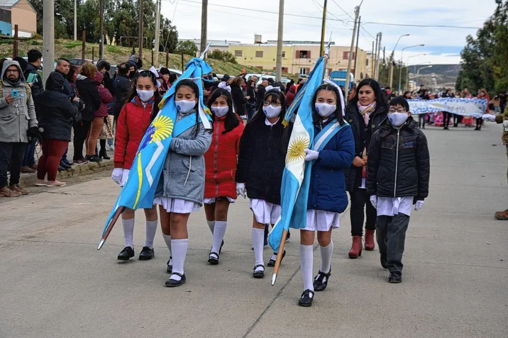 Con un desfile cívico militar en barrio 30 de  Octubre la Escuela Nº 155 celebró el 25 de Mayo