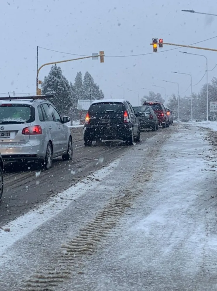 Piden transitar con mucho cuidado por presencia de manchones de hielo negro y niebla
