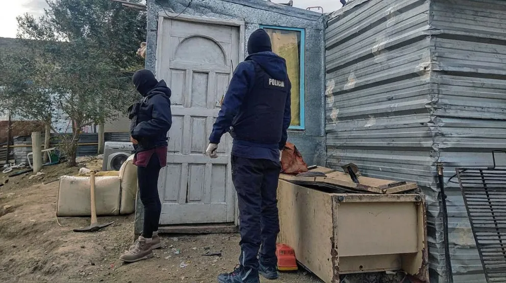 Anduvo a los tiros en la casa de su suegra,  lo allanaron y le incautaron una “tumbera”