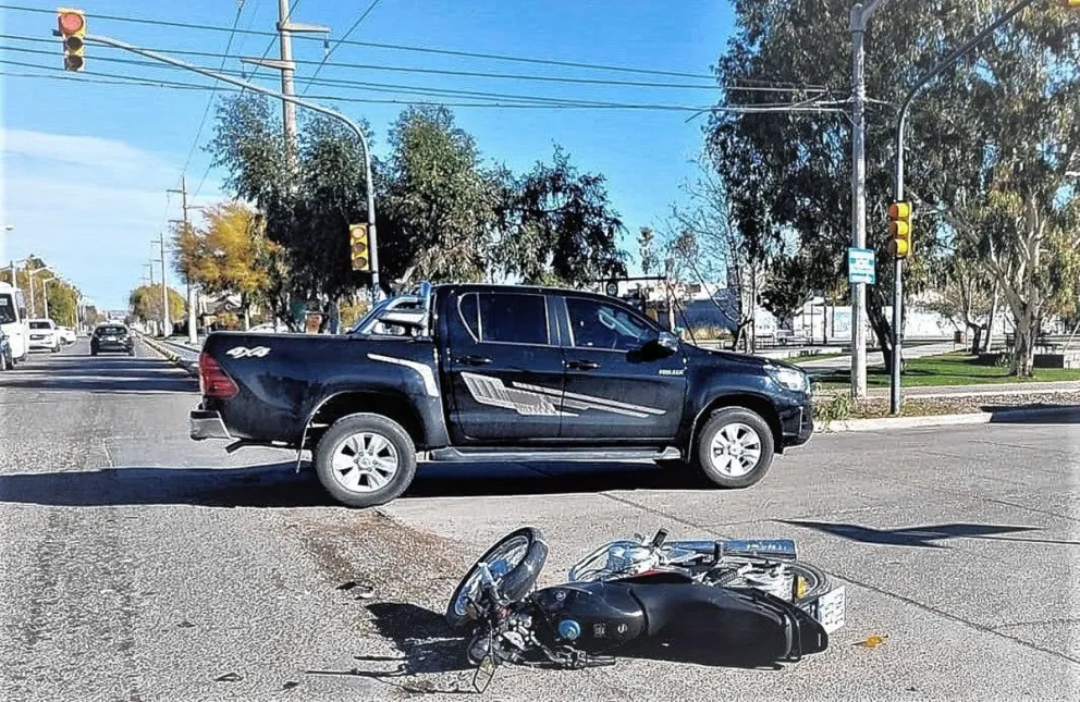 Motociclista lesionado, varios choques  y poste de luz derribado por camioneta  en seguidilla de siniestros viales
