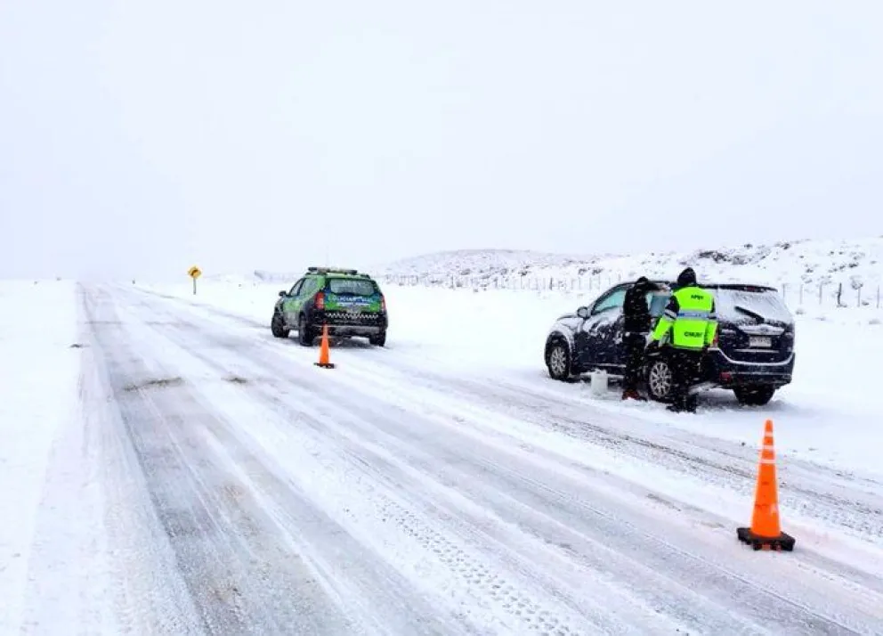 Familia chilena tuvo que ser rescatada de la nieve