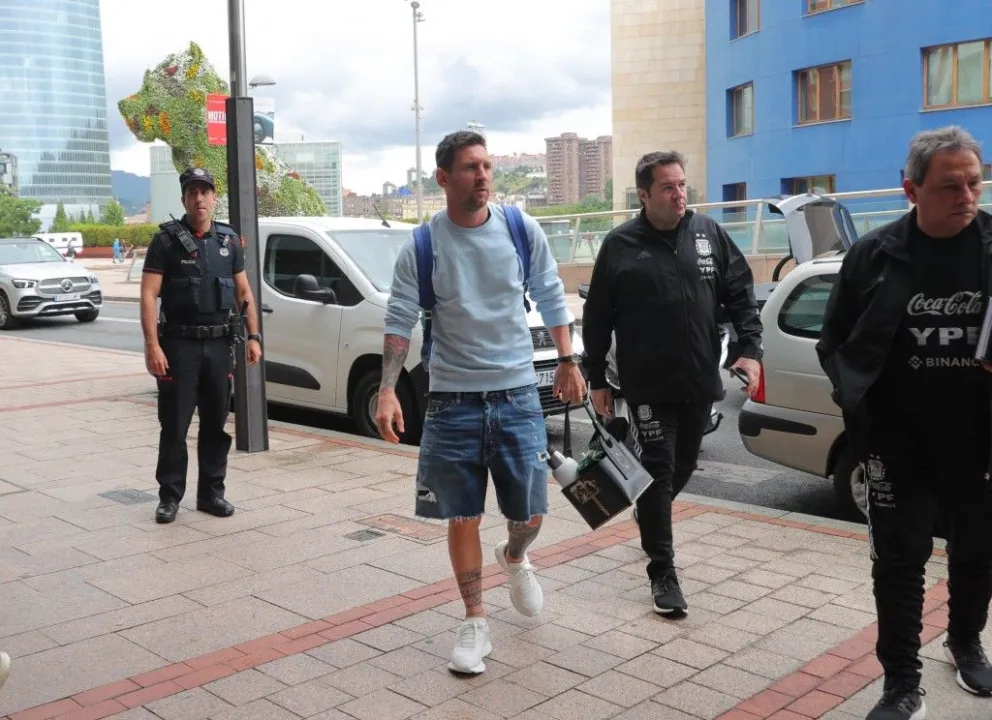Con Messi a la cabeza, los futbolistas de la Selección llegaron a Bilbao