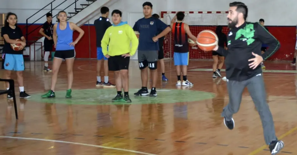 El básquet rionegrino trabajó en la técnica de los jóvenes para fortalecer los cimientos