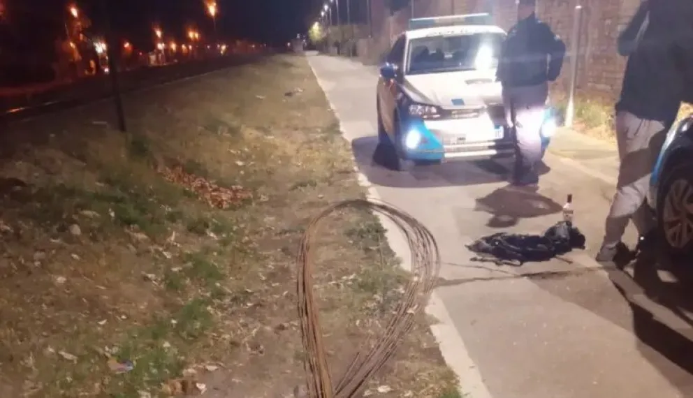 Tenía pedido de captura y lo atraparon robando materiales