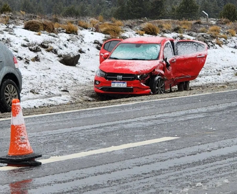 Debido a la presencia de nieve hubo dos violentos accidentes en ruta de Circunvalación