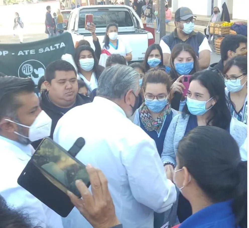 Juan José Esteban dialogó con los trabajadores: "Vamos a regularizar a los monotributistas en el hospital de Tartagal"