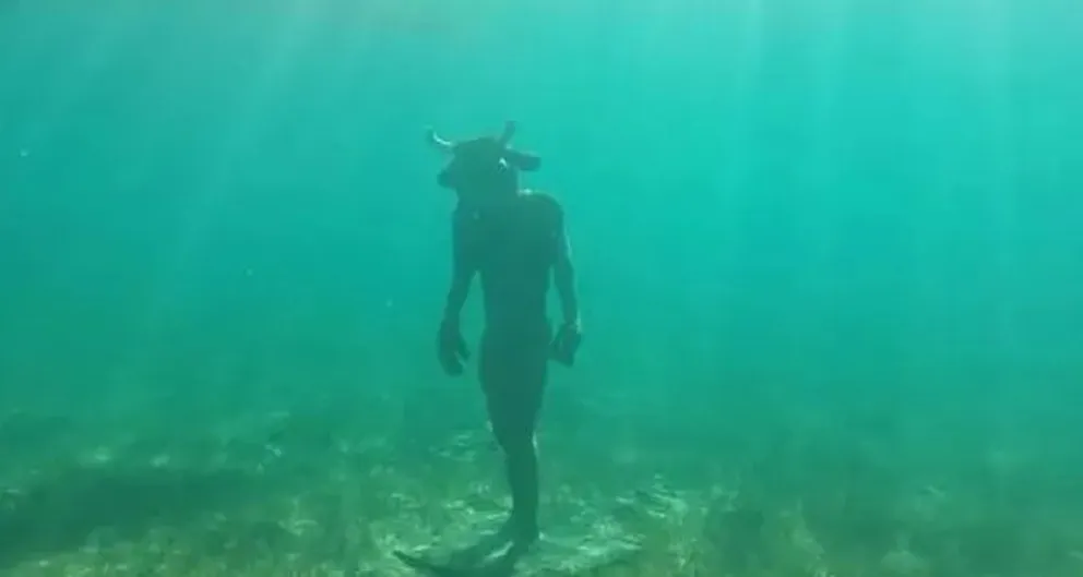 Video: así se ve el minotauro sumergido en el lago neuquino