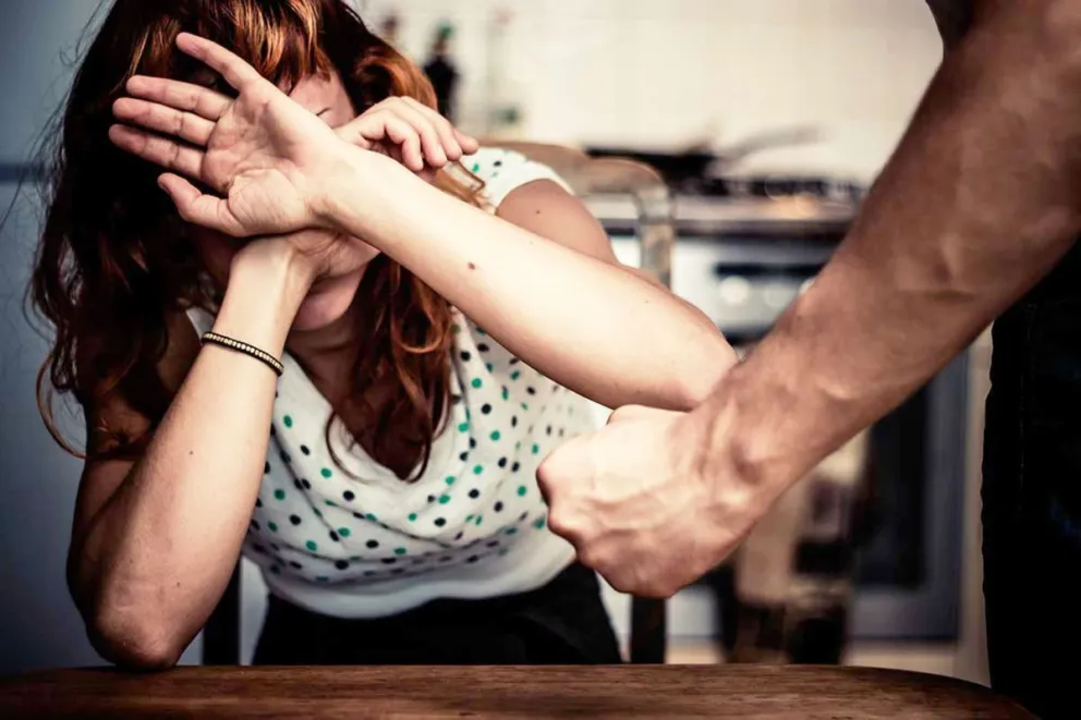 Un hombre en estado de ebriedad violó la perimetral y le arrojó botellas de vidrio a la madre de sus hijos