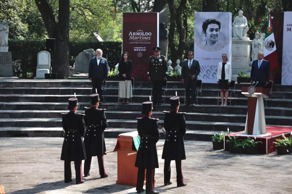 Coloca AMLO restos del mocorirtense Arnoldo Martínez en rotonda de Personas ilustres