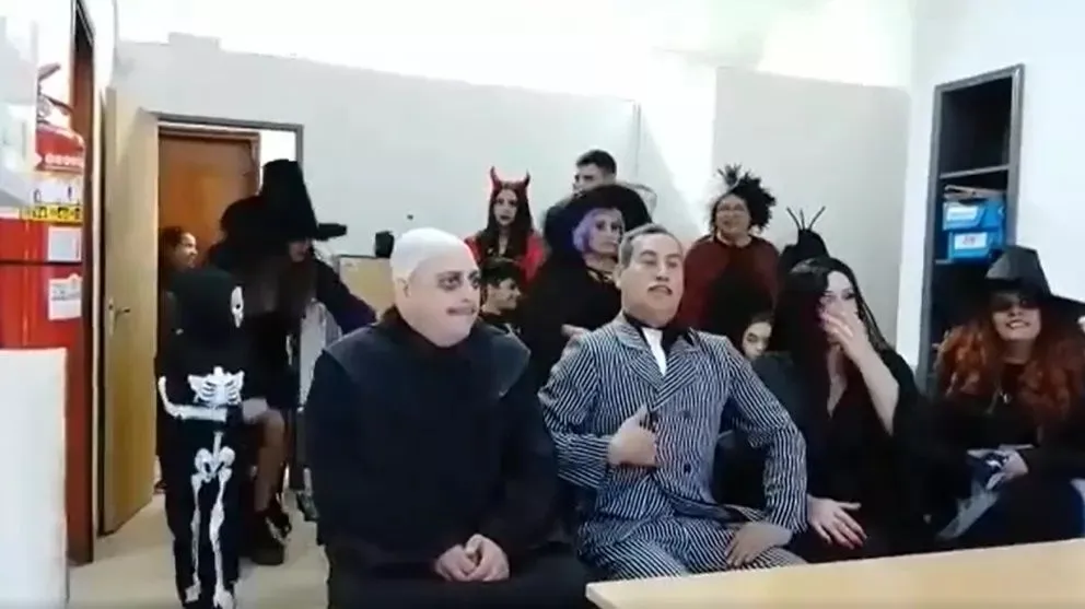 Video: Se casaron por Registro Civil disfrazados como Los Locos Addams