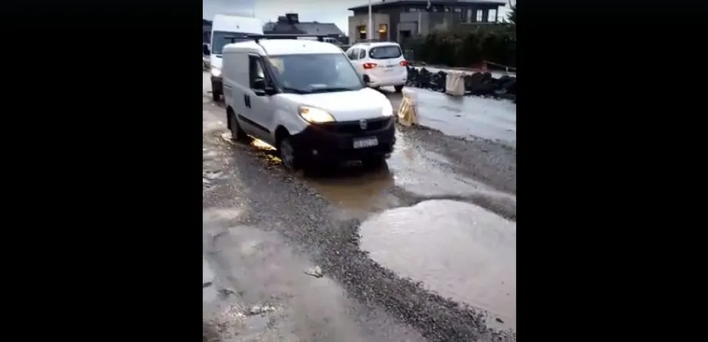 Automovilistas tienen que pasar por un cráter para llegar al monolito