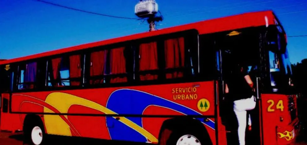 Un acto que emociona: un padre espera a su hija en la parada del colectivo