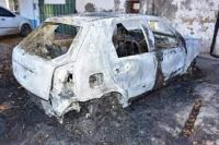 Incendiaron el auto de un vecino del barrio Fontana con una bomba molotov