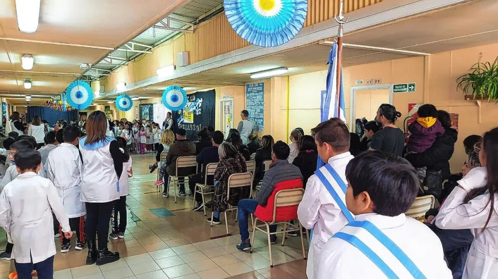 Después de dos años, el 25 de Mayo se celebró con el acompañamiento de padres en las escuelas