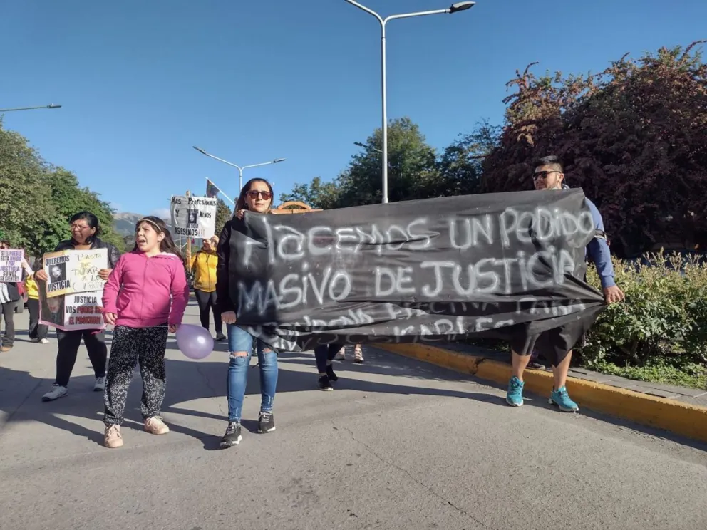 Vuelven a marchar para pedir “justicia” por la muerte de Adriana Yanquitul