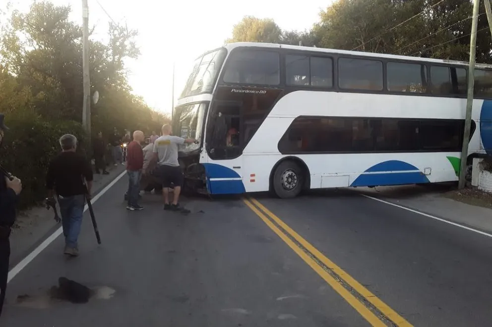 Traslasierra: remolcaban un colectivo, quedó atascado en el tendido eléctrico y frenó todo el tránsito