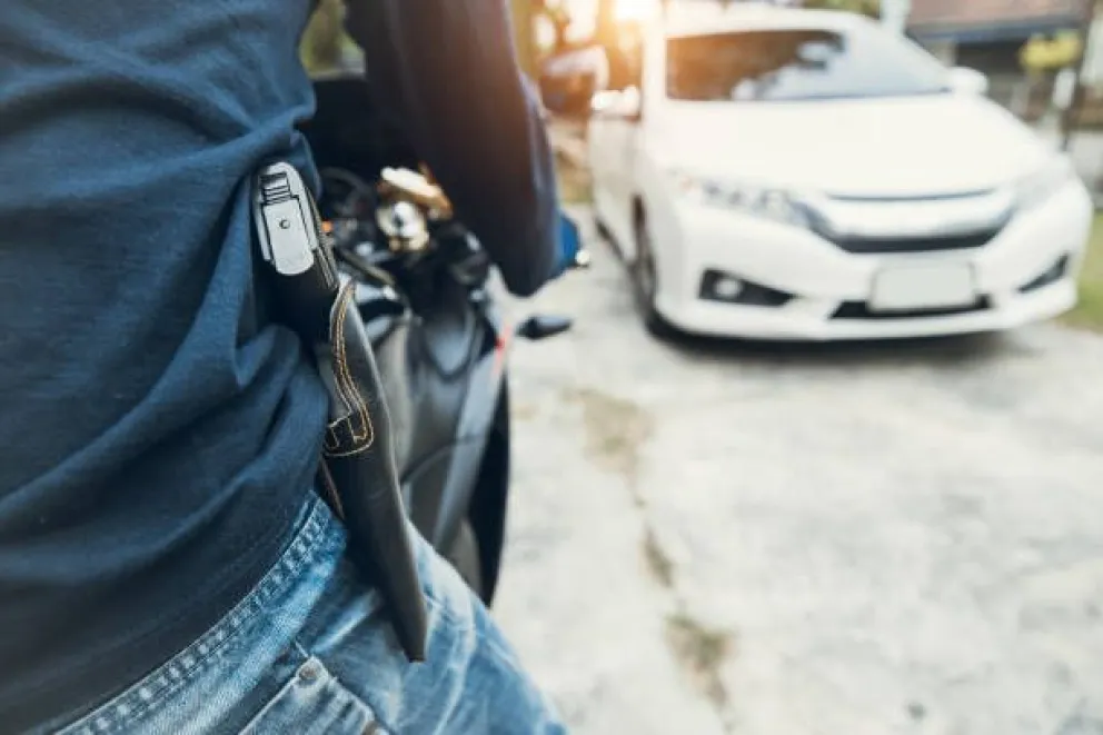 Motochorros le arrebataron el celular a un chico mientras iba en bici