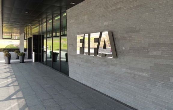 La FIFA sobreseyó al DT argentino denunciado por acoso sexual en el fútbol femenino