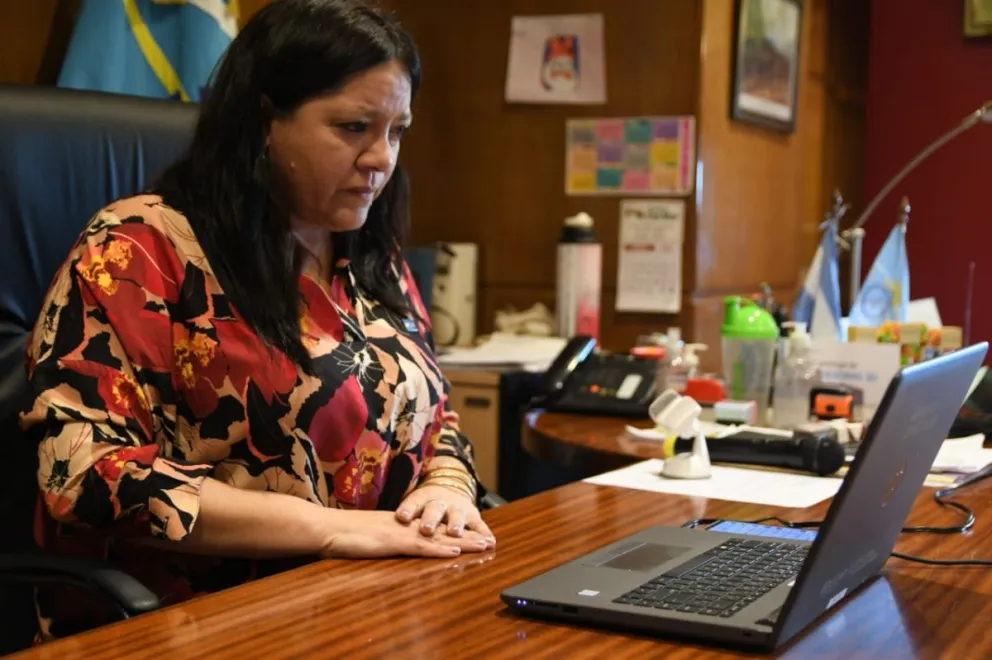 La ministra Perata encabezó la reunión informativa para las nuevas Escuelas Secundarias de Educación Profesional