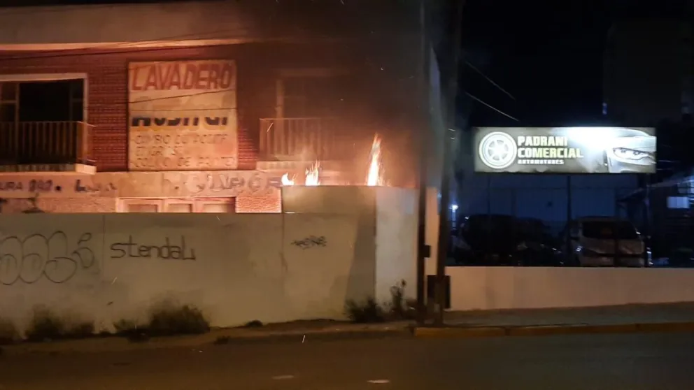 Se incendió una casa abandonada en calle Namuncurá y un vecino apagó el fuego con un matafuegos