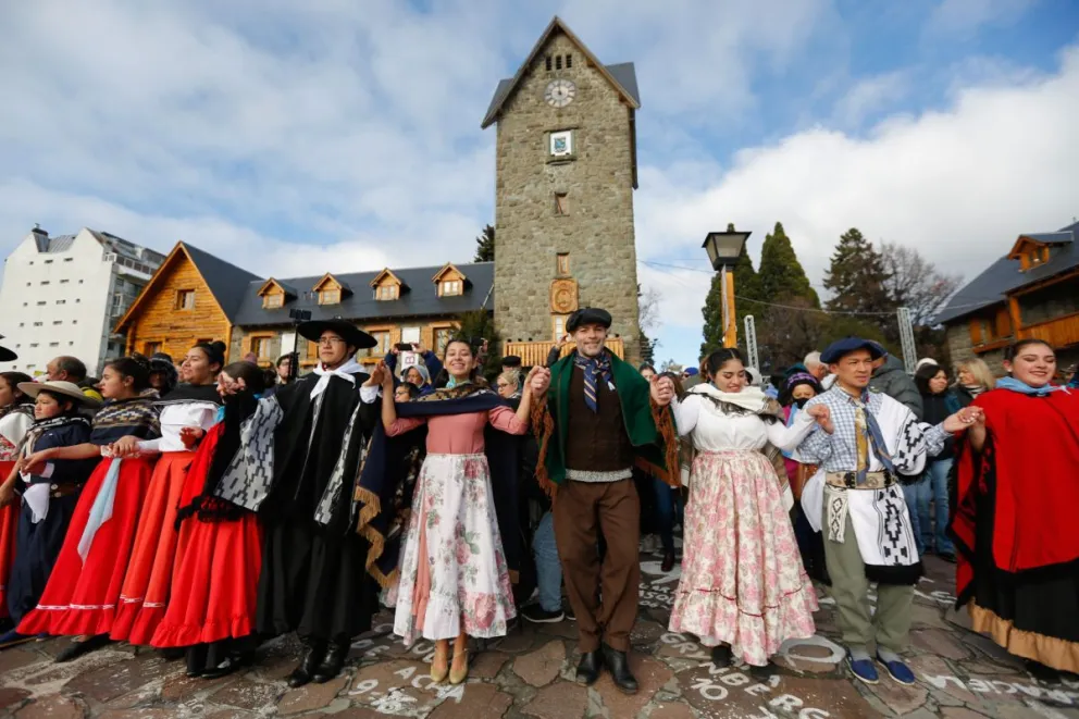 Con una gran cantidad de público se celebró el 25 de Mayo en Bariloche 