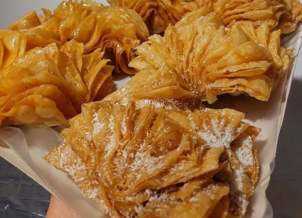 ¿Cuánto hay que sacar de la billetera para comer locro o pastelitos?