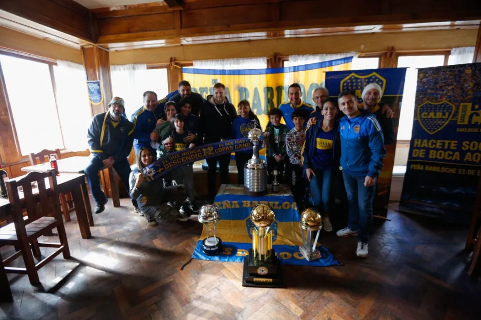La peña "Bariloche es de Boca" pintó al 25 de Mayo de azul y oro