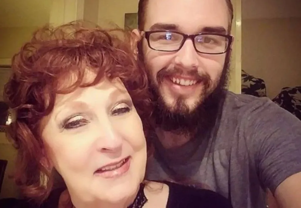 Se enamoraron en el funeral de su hijo: ella tiene 77 y él 23