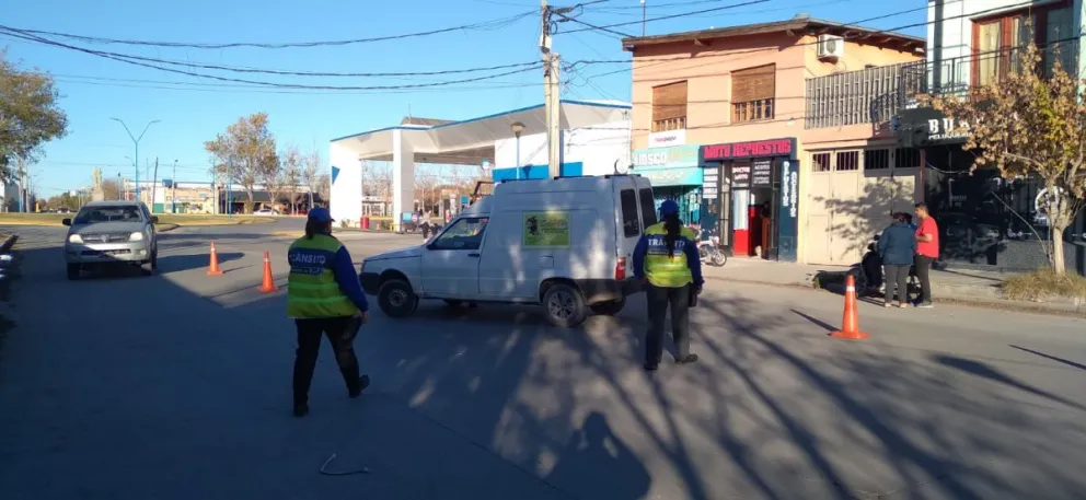 Una camioneta casi pierde una rueda y quedó cruzada en plena Alsina