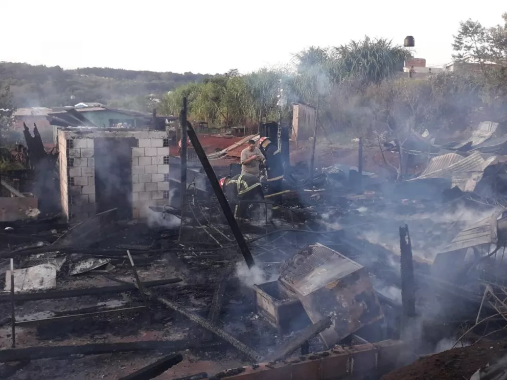 En pocos minutos las casas ardieron. Fotos: Cristian Valdez