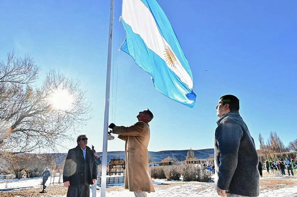 Arcioni conmemoró el 212° Aniversario de la Revolución de Mayo en Ricardo Rojas