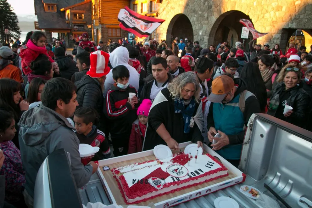 En Bariloche se festejaron los 121 años de River con torta y chocolate caliente