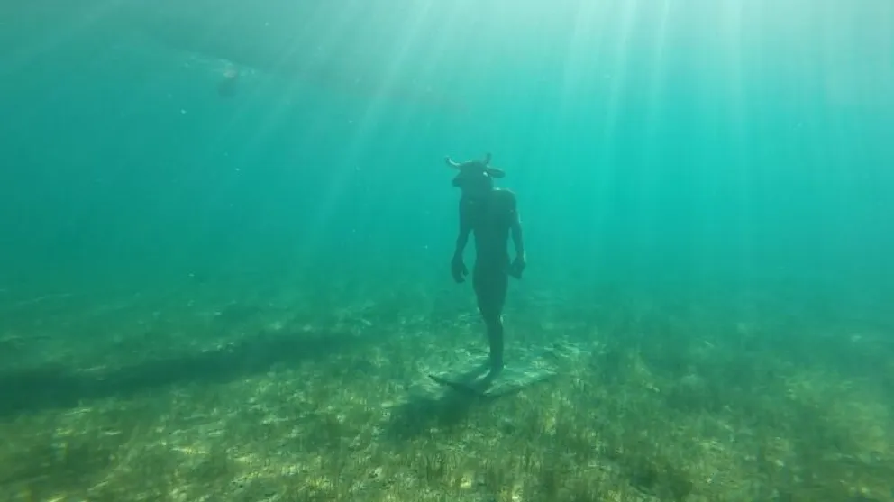 Minotauro en el fondo del lago: sus creadores hablaron sobre cómo llegó ahí
