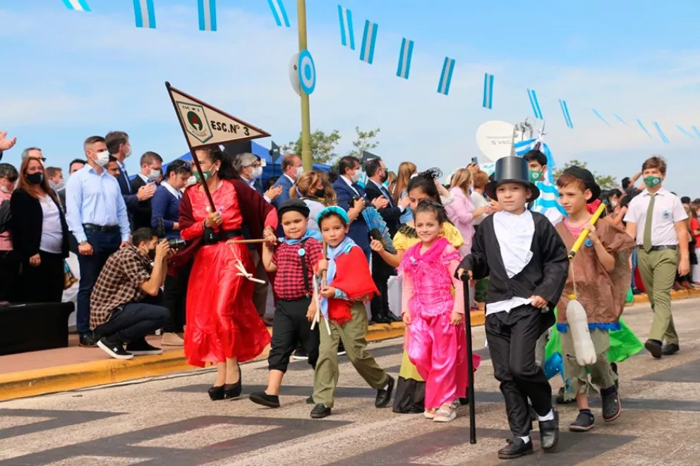 Estudiantes de la Escuela Nº 3 lucieron en el desfile trajes típicos de la época.  Foto: nicolás arce