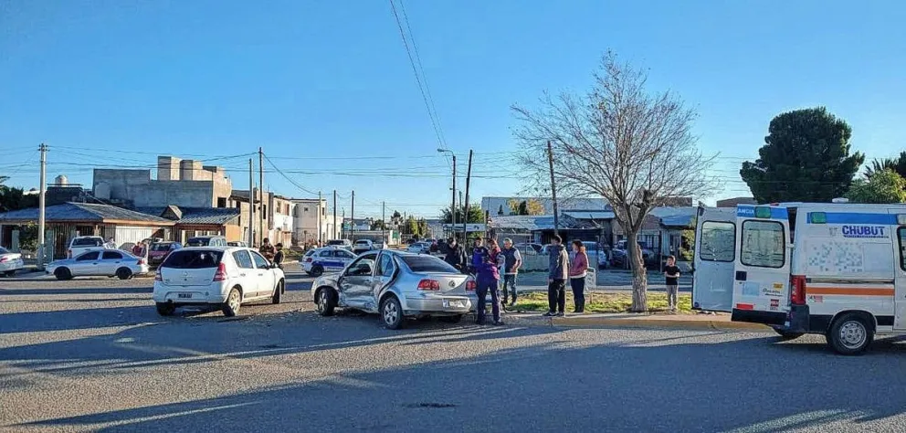 Madre e hijo heridos tras fuerte colisión vehicular en Constituyentes y Gaceta de Buenos Aires