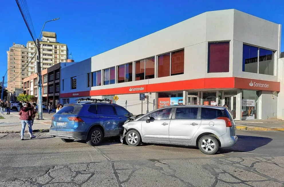 Violenta colisión vehicular en Pellegrini y Almirante Brown con un conductor lesionado