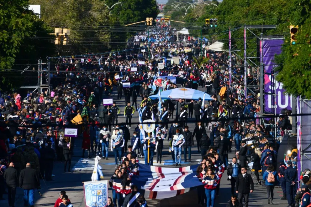 El gobernador encabezó el multitudinario desfile cívico militar del 25 de Mayo