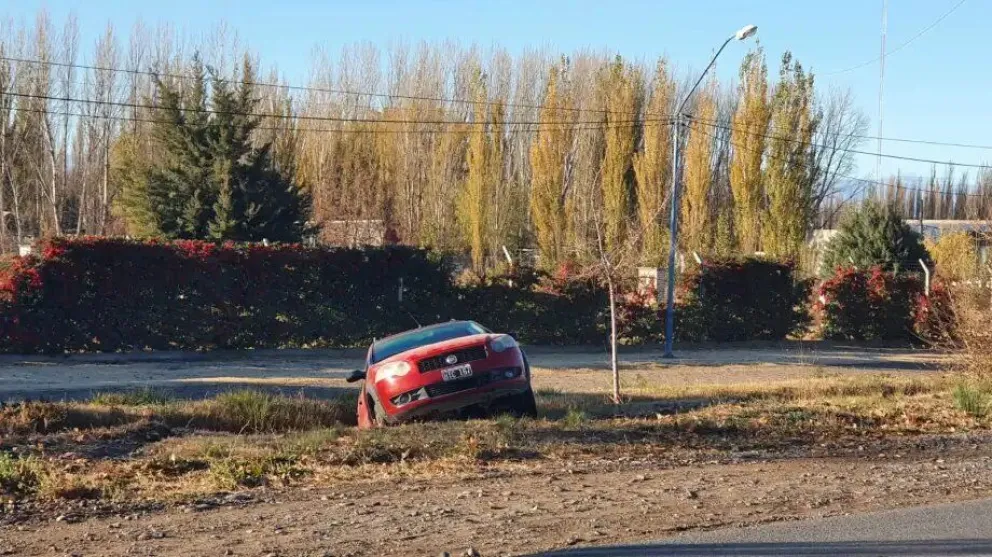 ¿Deja vu?: otra vez un auto termina dentro de un canal de riego en Roca 