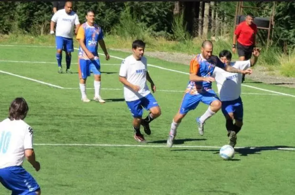 Futbol: Muelle Azul y Apen Hue jugarán la final del torneo de veteranos